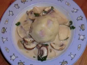 Speckknödel mit Rosmarin in Wein Sahne Sauce mit Pilzen - Rezept