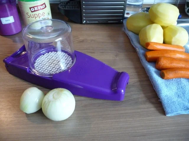 Rezept: Suppen & Eintöpfe : Kartoffelsuppe mit Schwarzwälder Bauernwürstchen Bild Nr. 5 Suppen & Eintöpfe : Kartoffelsuppe mit Schwarzwälder Bauernwürstchen - Rezept - Bild Nr. 5