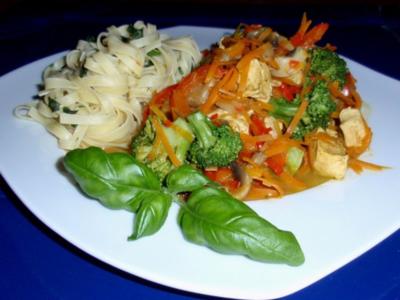Scharfes buntes Curryhähnchen mit Fettucine - Rezept