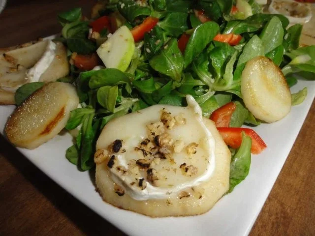 Walnuss-Ziegenrolle mit Birne auf Feldsalat - Rezept