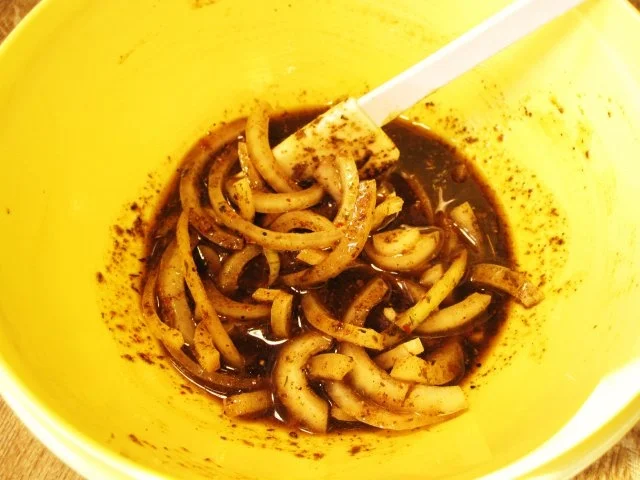 Rezept: Nackensteaks in Zwiebelmarinade Bild Nr. 3 Nackensteaks in Zwiebelmarinade - Rezept - Bild Nr. 3