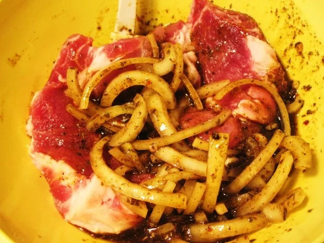 Rezept: Nackensteaks in Zwiebelmarinade Bild Nr. 4 Nackensteaks in Zwiebelmarinade - Rezept - Bild Nr. 4