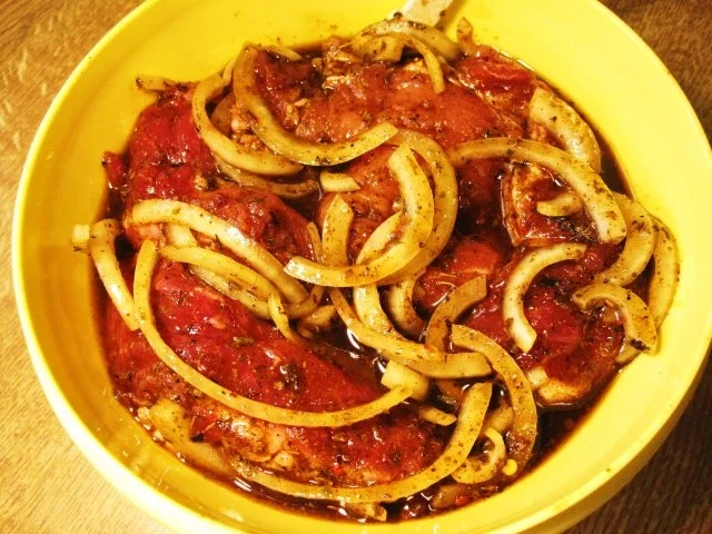 Rezept: Nackensteaks in Zwiebelmarinade Bild Nr. 5 Nackensteaks in Zwiebelmarinade - Rezept - Bild Nr. 5