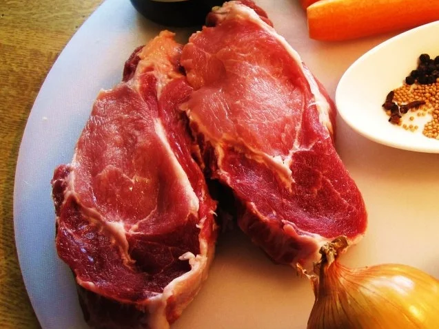 Rezept: Nackensteaks in Zwiebelmarinade Bild Nr. 2 Nackensteaks in Zwiebelmarinade - Rezept - Bild Nr. 2