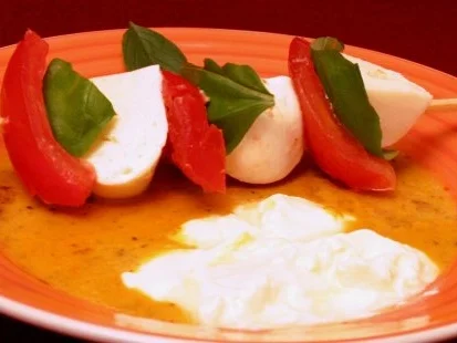 Pizzaspiegel mit Tomaten-Mozzarellaspieß - Rezept