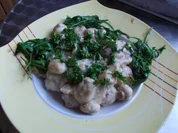 Pilzragout mit geschwenktem Rucola auf Mini-Semmelknödeln - Rezept