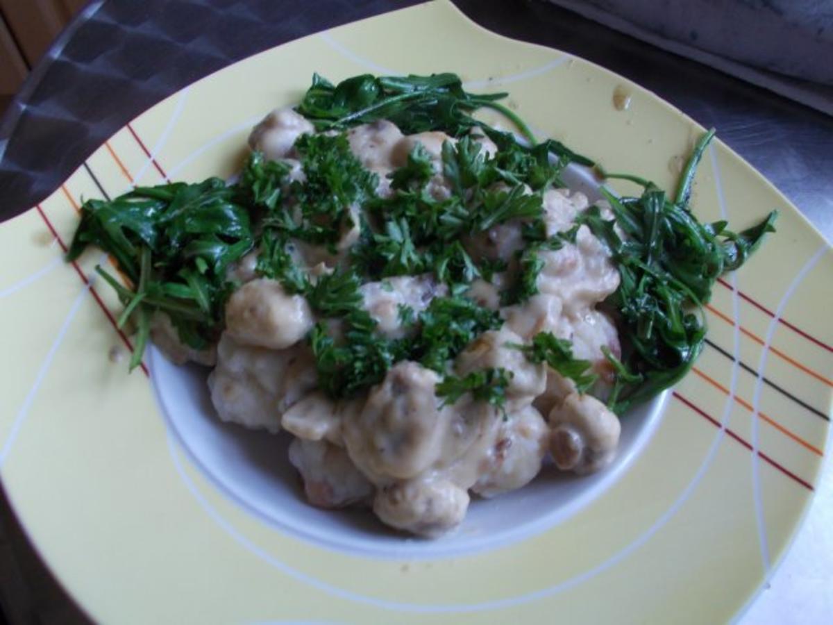 Bilder für Pilzragout mit geschwenktem Rucola auf Mini-Semmelknödeln - Rezept