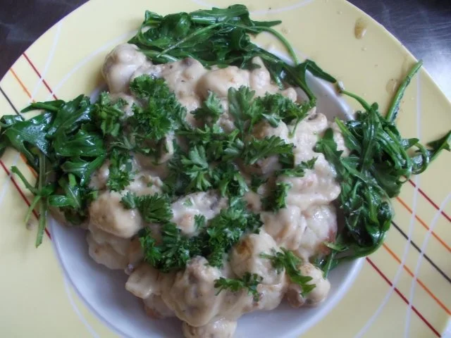 Pilzragout mit geschwenktem Rucola auf Mini-Semmelknödeln - Rezept - Bild Nr. 3