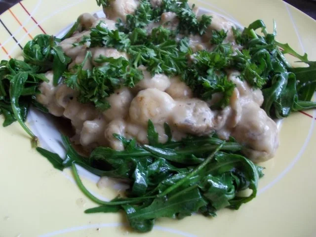 Pilzragout mit geschwenktem Rucola auf Mini-Semmelknödeln - Rezept - Bild Nr. 4