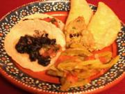 Maistortilla mit Huitlacoche und Nopalgemüse, dazu Guacamole und Salsa Mexicana - Rezept