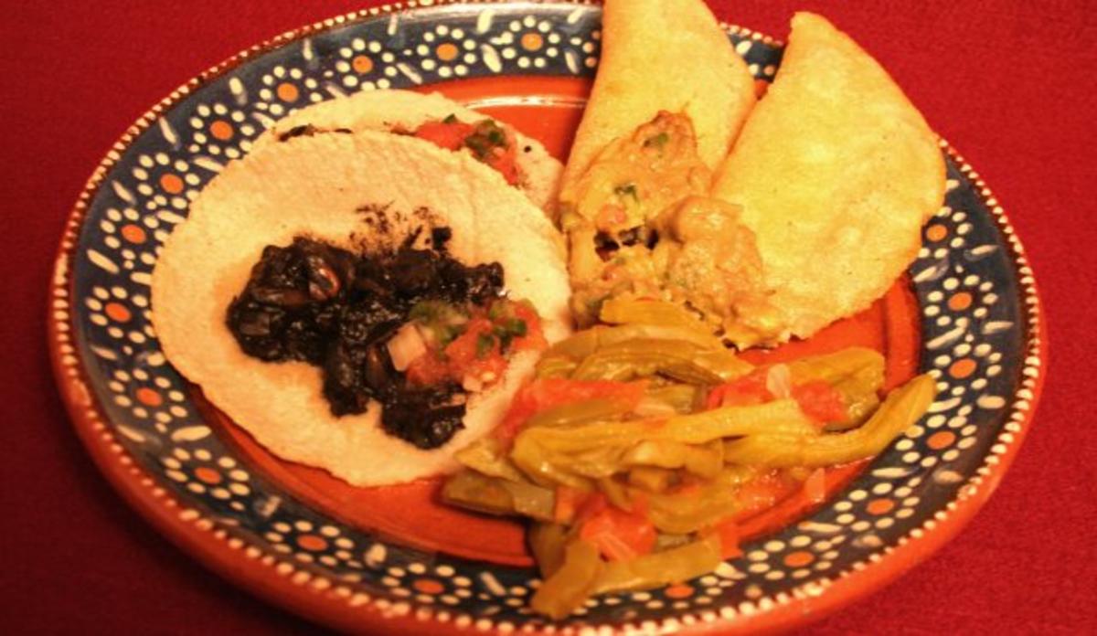 Bilder für Maistortilla mit Huitlacoche und Nopalgemüse, dazu Guacamole und Salsa Mexicana - Rezept