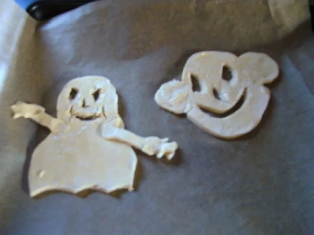 " Happy Halloween " Blätterteig-Figuren " sollten Geister sein" ;-)) von Daniel - Rezept - Bild Nr. 3