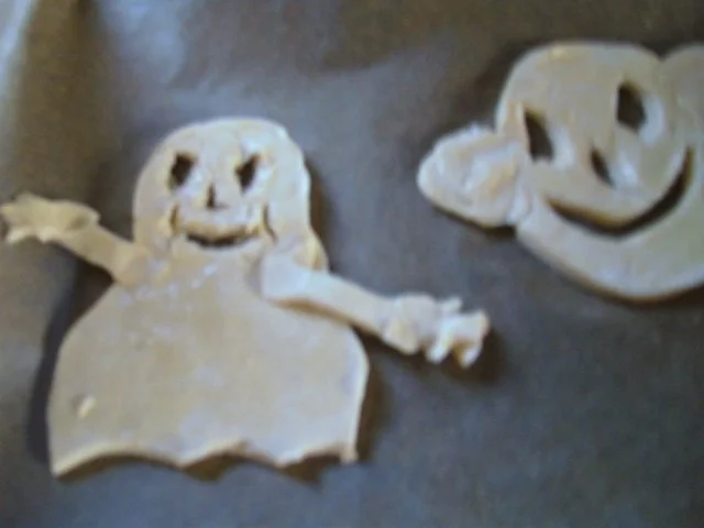 " Happy Halloween " Blätterteig-Figuren " sollten Geister sein" ;-)) von Daniel - Rezept - Bild Nr. 8