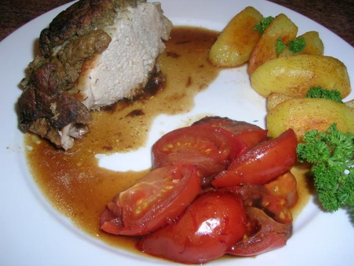 gebratenes Schweinekotelett im Ganzen,  Kräuter-Brotkruste mit geschm.Tomaten und Röstkart - Rezept - Bild Nr. 2