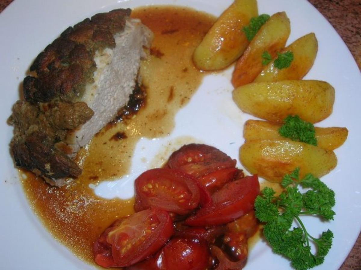 gebratenes Schweinekotelett im Ganzen,  Kräuter-Brotkruste mit geschm.Tomaten und Röstkart - Rezept