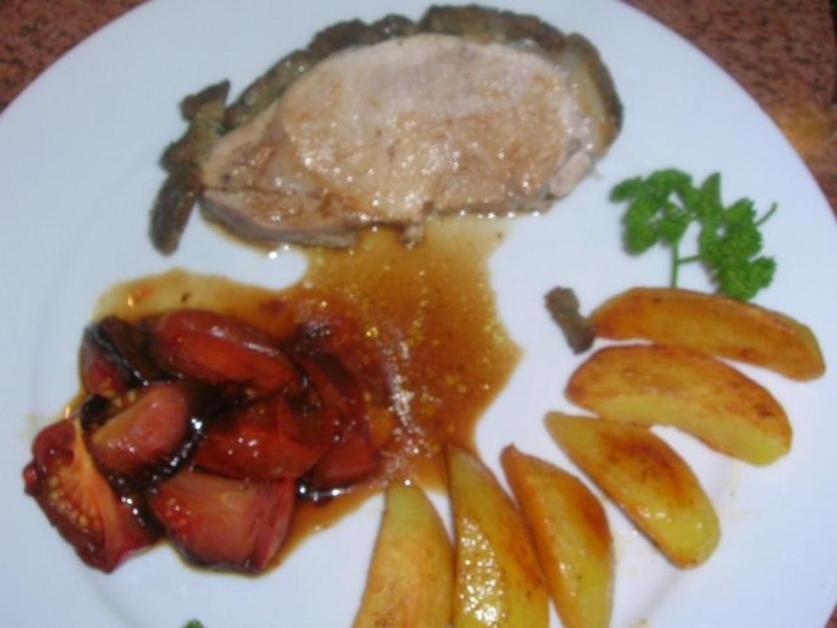 gebratenes Schweinekotelett im Ganzen,  Kräuter-Brotkruste mit geschm.Tomaten und Röstkart - Rezept - Bild Nr. 3