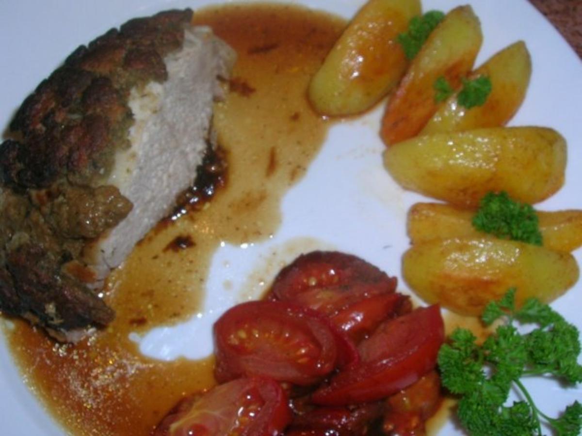 gebratenes Schweinekotelett im Ganzen,  Kräuter-Brotkruste mit geschm.Tomaten und Röstkart - Rezept - Bild Nr. 4