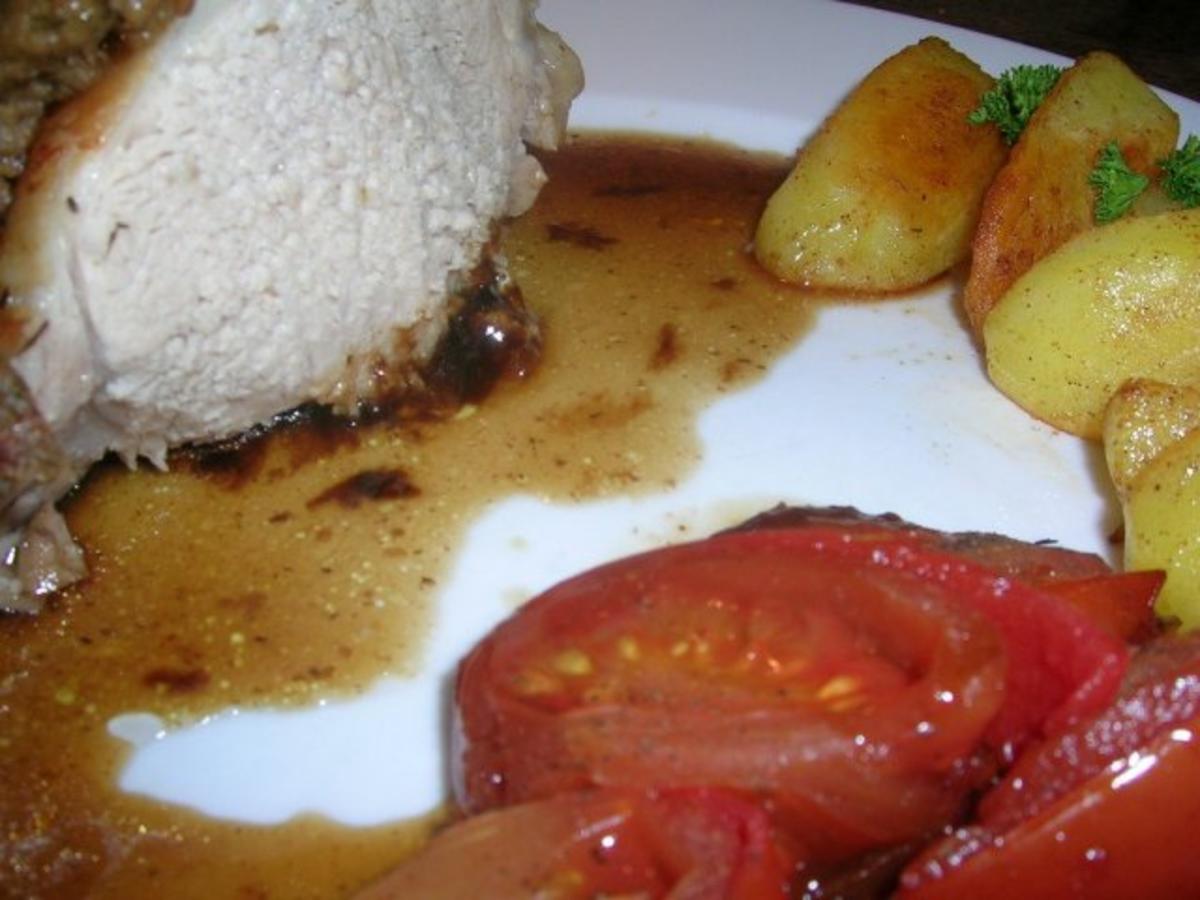 gebratenes Schweinekotelett im Ganzen,  Kräuter-Brotkruste mit geschm.Tomaten und Röstkart - Rezept - Bild Nr. 5