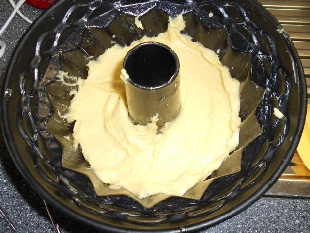 Gold in Gold Gugelhupf (Mandelsandkuchen) - Rezept - Bild Nr. 7