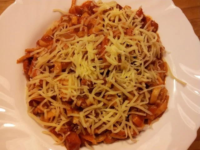 Tagliatelle mit Tomatensoße und gebratener Jagdwurst - Rezept