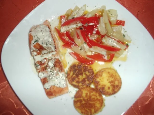 Lachs auf Mascarponeschaum und Polentatalern - Rezept