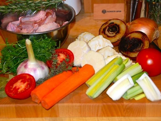 FOND DE VOLAILLE  / GEFLÜGELFOND  (GEFLÜGELBOUILLON) - Rezept