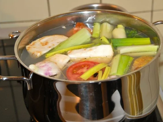 FOND DE VOLAILLE  / GEFLÜGELFOND  (GEFLÜGELBOUILLON) - Rezept - Bild Nr. 5