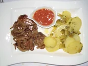 Thüringer Rostbrätl mit Zwiebelringen und Senfketchup - Rezept