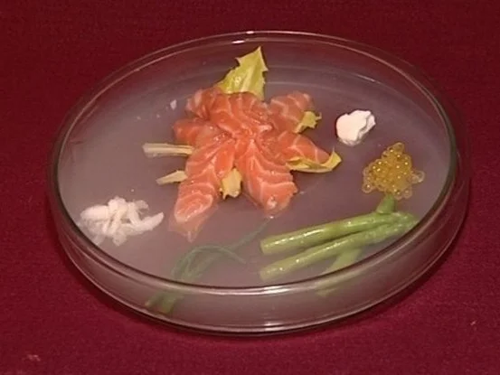 Rezept: Lachsfilet mit Saiblingskaviar und Löwenzahn und grünem Tee (Judith Hildebrandt) Lachsfilet mit Saiblingskaviar und Löwenzahn und grünem Tee (Judith Hildebrandt) - Rezept