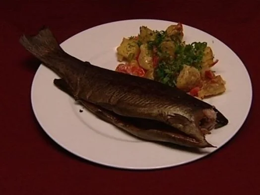 Forelle, geräuchert, mit lauwarmem Kartoffel-Apfelsalat (Det Müller) - Rezept