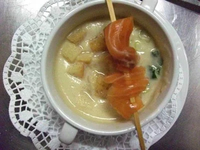 Rezept: Blumenkohlsuppe mit gebeiztem Lachs Blumenkohlsuppe mit gebeiztem Lachs - Rezept