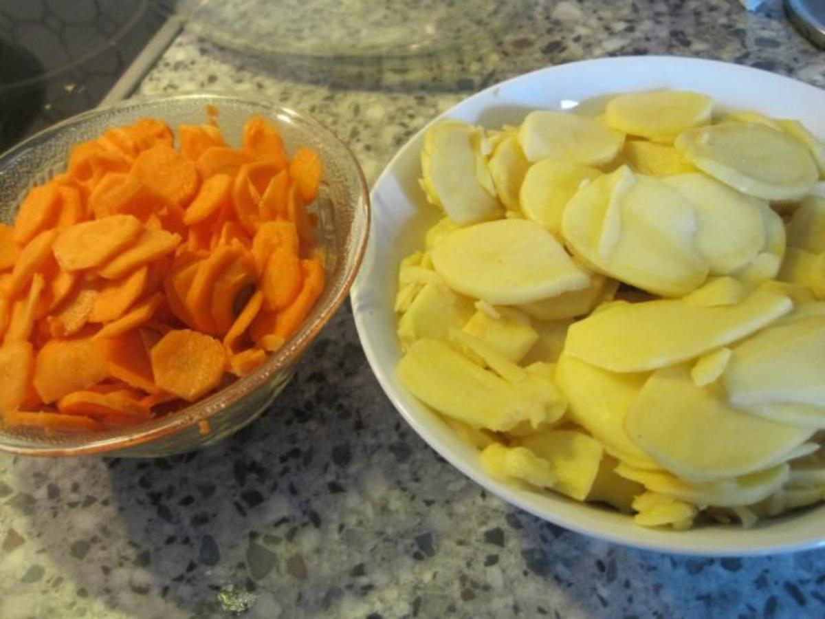 Schweinefilet auf Kartoffel-Karotten-Gratin mit Zwiebelkruste - Rezept - Bild Nr. 2