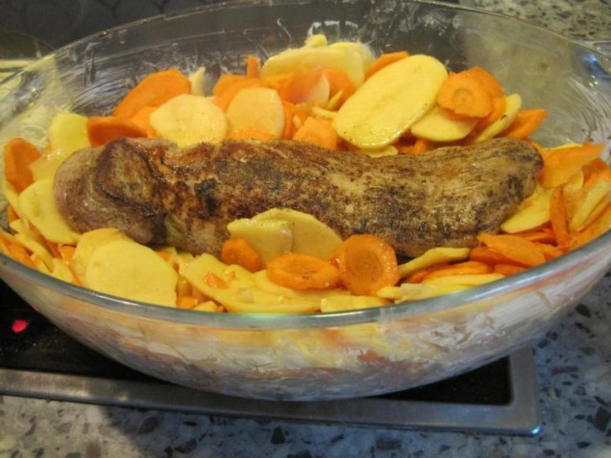 Schweinefilet auf Kartoffel-Karotten-Gratin mit Zwiebelkruste - Rezept - Bild Nr. 8