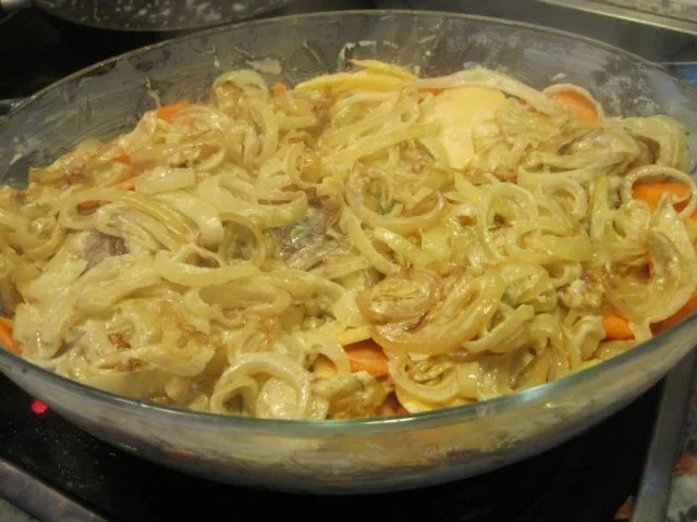 Schweinefilet auf Kartoffel-Karotten-Gratin mit Zwiebelkruste - Rezept - Bild Nr. 9