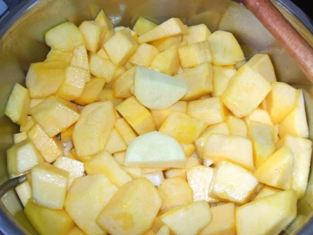 Kürbis-Crem-Suppe  mit  ( selbstgebackenen Brötchen ) - Rezept - Bild Nr. 2