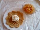 Waffeln mit Apfelkompott und Schlagsahne - Rezept