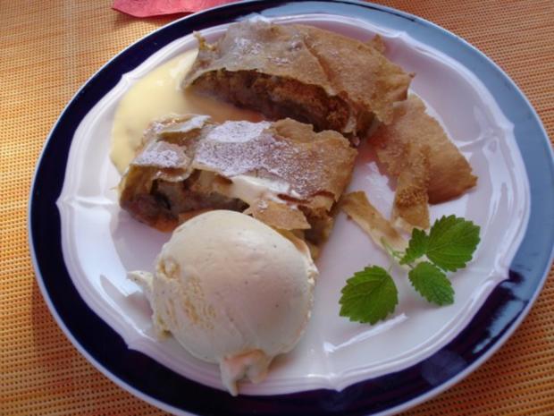 Apfelstrudel Mit Strudelteig Von Tante Fanny ! - Rezept Mit Bild ...