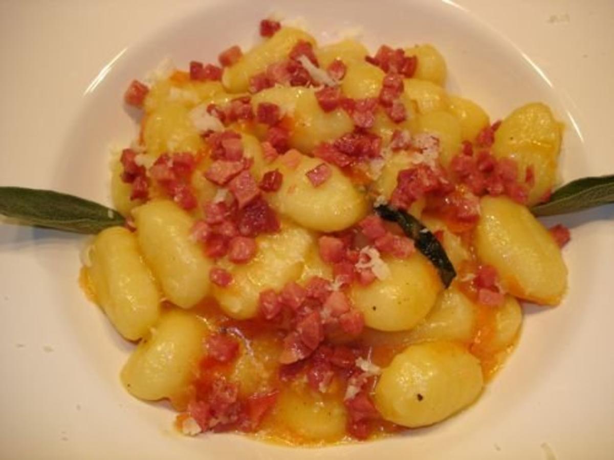 Erdäpfelnocken"Gnocchi" mit Salbei, Tomaten und Tiroler Speck - Rezept