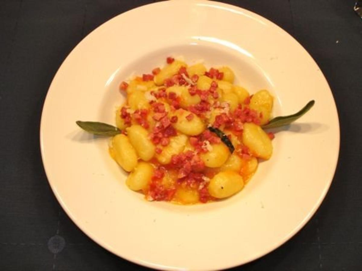 Erdäpfelnocken"Gnocchi" mit Salbei, Tomaten und Tiroler Speck - Rezept - Bild Nr. 2