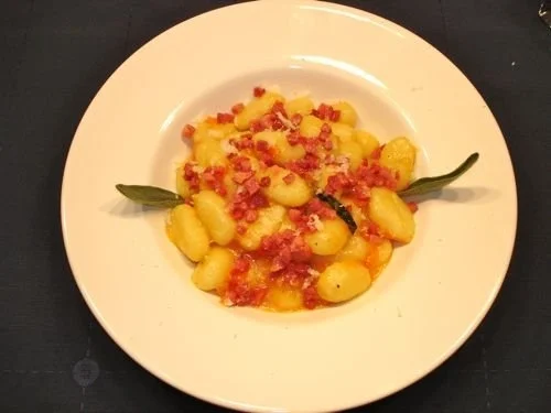 Rezept: Erdäpfelnocken"Gnocchi" mit Salbei, Tomaten und Tiroler Speck Bild Nr. 2 Erdäpfelnocken"Gnocchi" mit Salbei, Tomaten und Tiroler Speck - Rezept - Bild Nr. 2