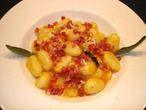 Rezept: Erdäpfelnocken"Gnocchi" mit Salbei, Tomaten und Tiroler Speck Bild Nr. 3 Erdäpfelnocken"Gnocchi" mit Salbei, Tomaten und Tiroler Speck - Rezept - Bild Nr. 3