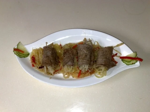 Asiatische Rindfleischröllchen auf Kartoffel-Paprikabett - Rezept