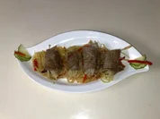 Rezept: Asiatische Rindfleischrรถllchen auf Kartoffel-Paprikabett Asiatische Rindfleischrรถllchen auf Kartoffel-Paprikabett - Rezept