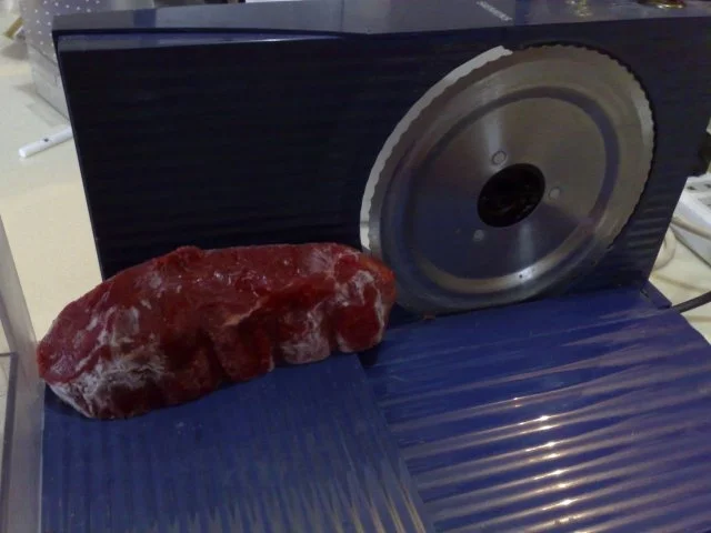 Asiatische Rindfleischröllchen auf Kartoffel-Paprikabett - Rezept - Bild Nr. 2