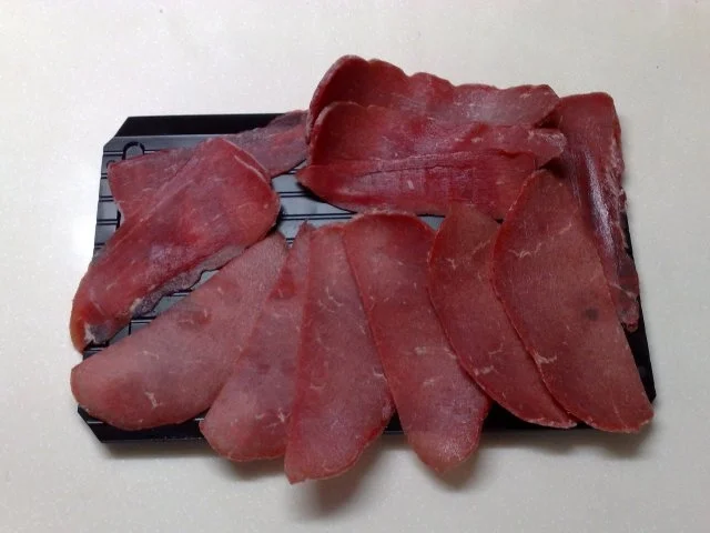 Asiatische Rindfleischröllchen auf Kartoffel-Paprikabett - Rezept - Bild Nr. 3