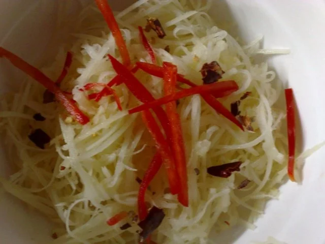 Asiatische Rindfleischröllchen auf Kartoffel-Paprikabett - Rezept - Bild Nr. 4