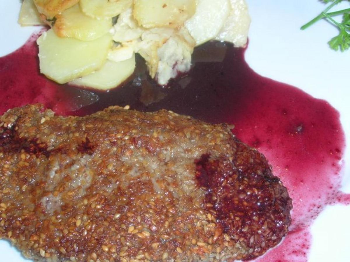 Hirschschnitzel in einem knusprigen Mantel aus Sesam ...