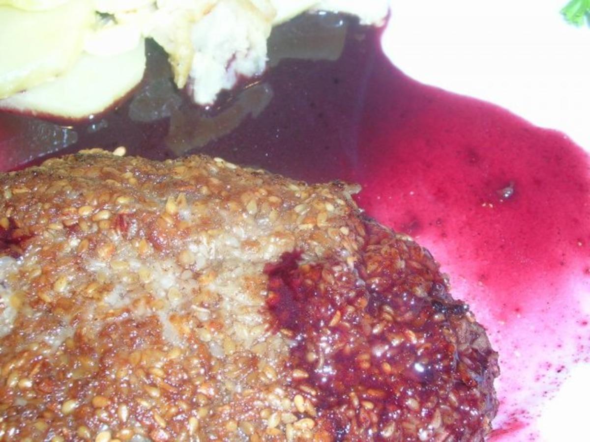 Hirschschnitzel in einem knusprigen Mantel aus Sesam, Kokosnusssplittern mit Koriander, - Rezept - Bild Nr. 2