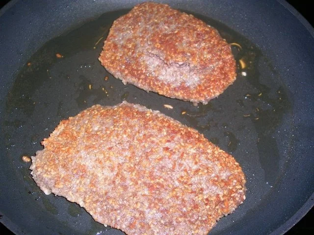 Hirschschnitzel in einem knusprigen Mantel aus Sesam, Kokosnusssplittern mit Koriander, - Rezept - Bild Nr. 5