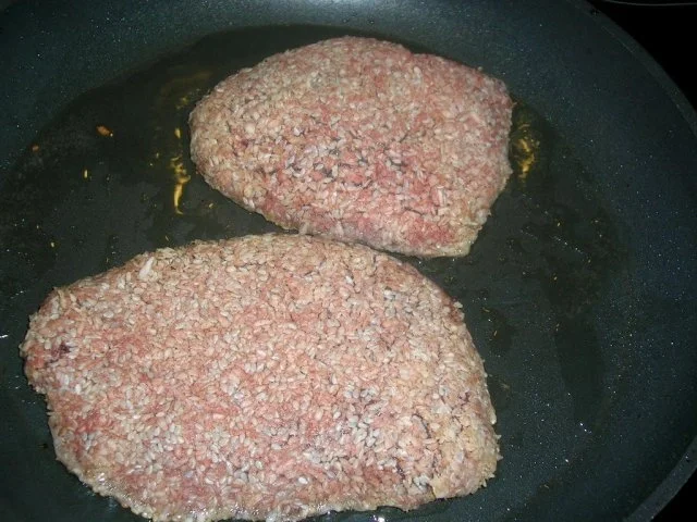 Hirschschnitzel in einem knusprigen Mantel aus Sesam, Kokosnusssplittern mit Koriander, - Rezept - Bild Nr. 6